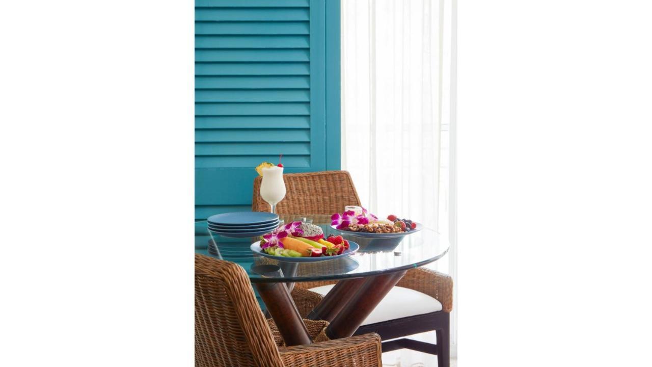 Cheeca Lodge & Spa Islamorada Kültér fotó A table with a glass tabletop
