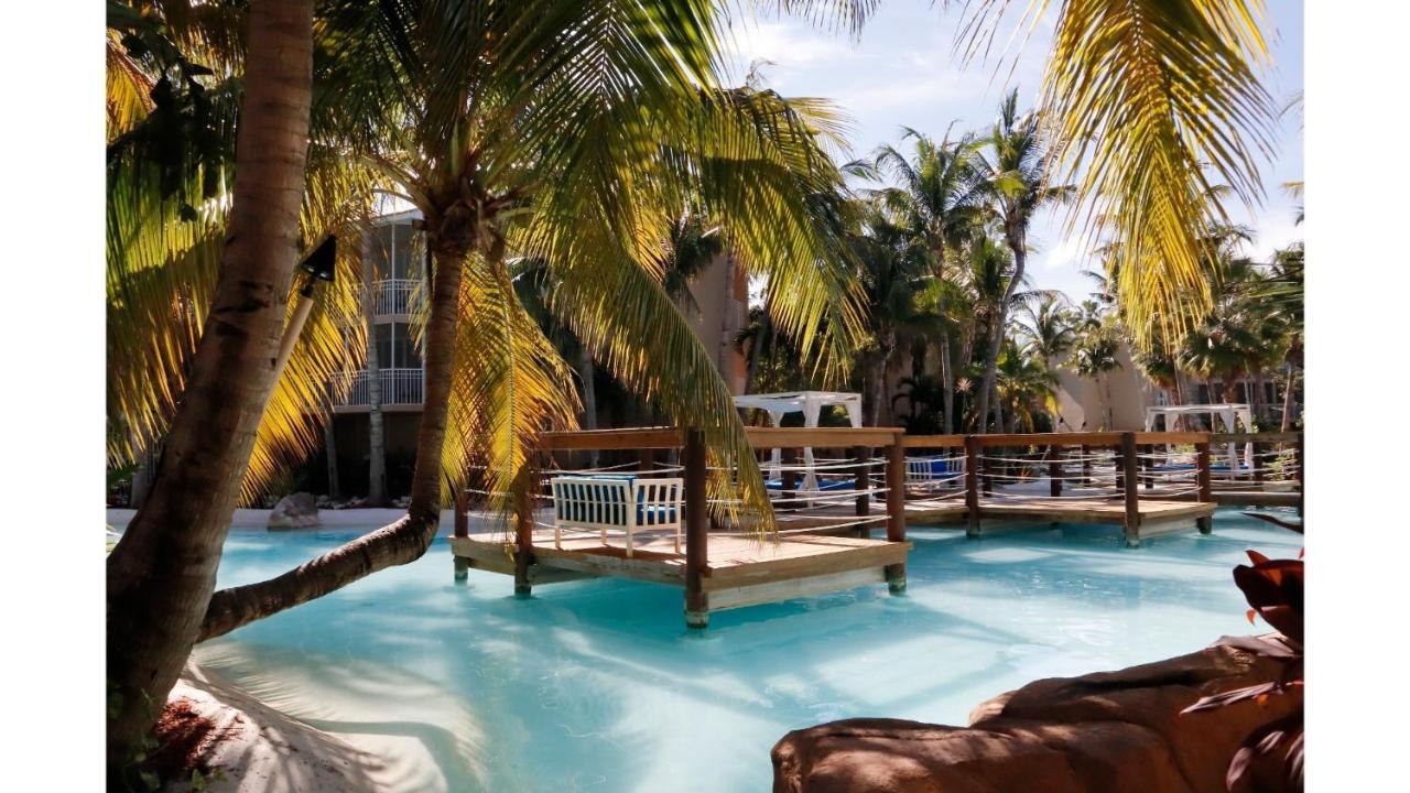 Cheeca Lodge & Spa Islamorada Kültér fotó The pool at the Atlantis Paradise Island