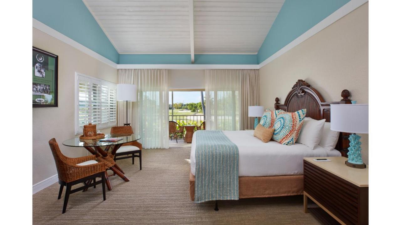 Cheeca Lodge & Spa Islamorada Kültér fotó A guest room at the Hilton Marco Island Beach Resort & Club